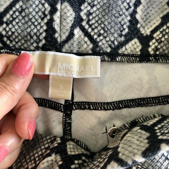 Michael Kors grey & black snake skin print skinny Jean leggings. - Picture 2 of 6